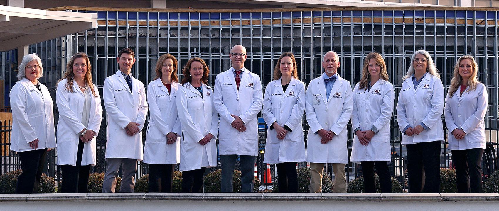 美国泌尿外科的全体教员站在美国卫生大学医院前.